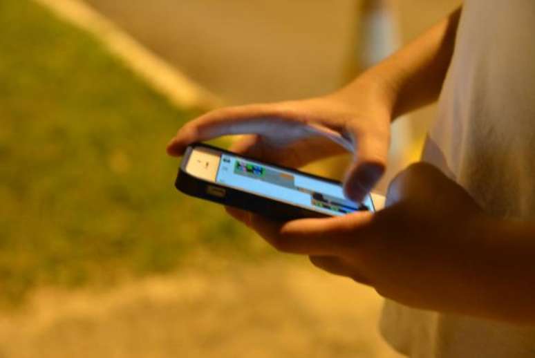 Pesquisa TIC Kids Online aponta que a maioria dos jovens de 9 a 17 anos das classes D e E acessa internet apenas pelo celular