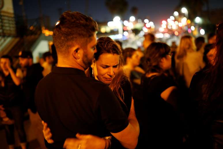 Casal se abra&ccedil;a durante homenagem &agrave; v&iacute;timas de massacre em Las Vegas, na Calif&oacute;rnia  04/10/2017 REUTERS/Patrick T. Fallon
