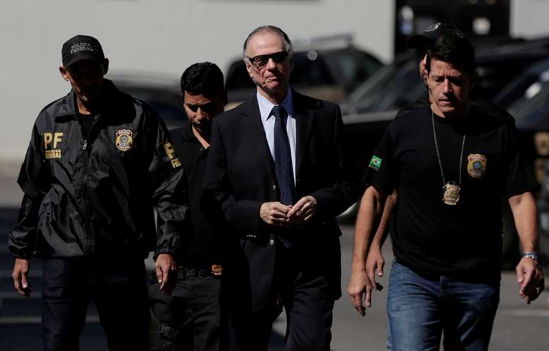 Presidente do Comitê Olímpico do Brasil (COB), Carlos Arthur Nuzman, é escoltado por policiais federais no Rio de Janeiro
05/10/2017 REUTERS/Bruno Kelly