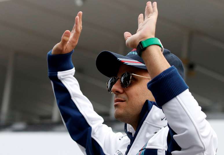 Massa acena no circuito de Suzuka, no Japão
 5/10/2017     REUTERS/Toru Hanai