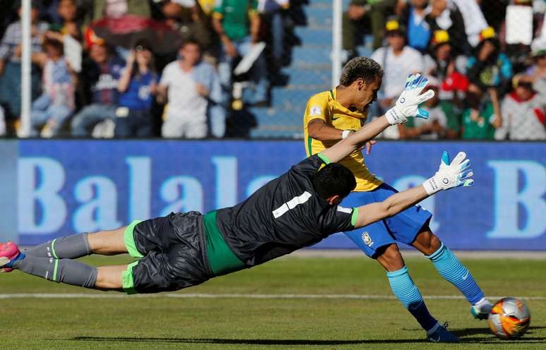 Goleiro boliviano Carlos Lampe e Neymar durante partida entre Brasil e Bol&iacute;via em La Paz
05/10/2017 REUTERS/David Mercado