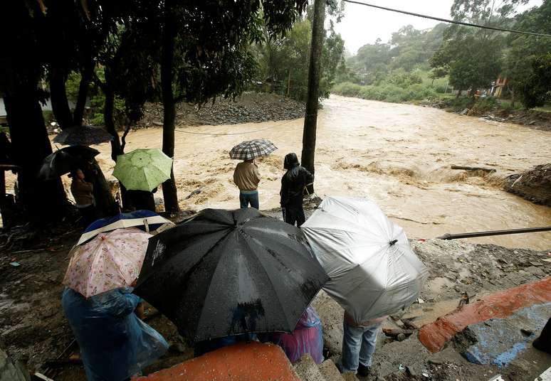 Pessoas observam cheia do rio Tiribi ap&oacute;s fortes chuvas em San Jos&eacute;, na Costa Rica
 5/10/2017    REUTERS/Juan Carlos Ulate