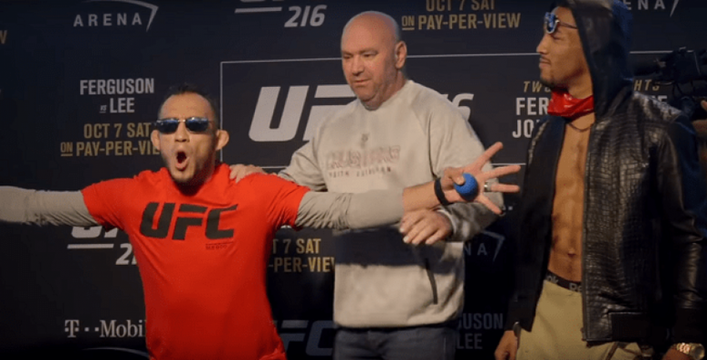 Tony Ferguson brinca com Dana WHite durante encarada com Kevin Lee (FOTO: Reprodução)