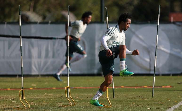 Arouca durante treino na Academia de Futebol. Ele está voltando (Foto: Cesar Greco)