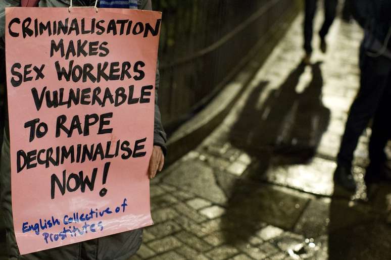 Manifestante pede descriminalização da prostituição