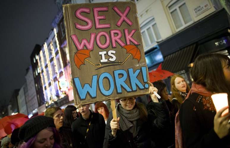 Cartaz a favor da descriminalização total da prostituição