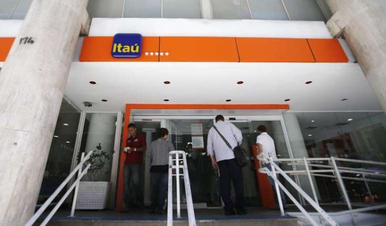 Pessoas esperam para entrar em agência do Itaú no Rio de Janeiro 
29/1/2014 REUTERS/Sergio Moraes 