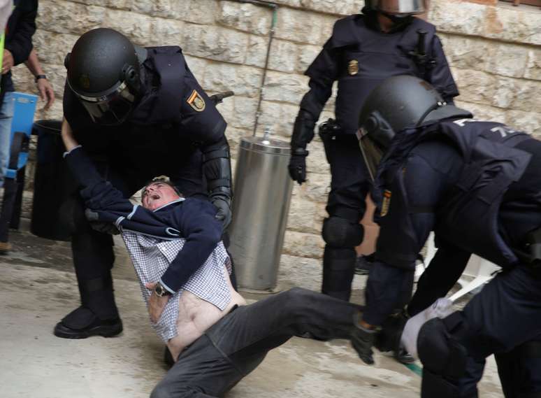 Confronto entre polícia espanhola e homem, do lado de fora de posto de votação de referendo de independência da Catalunha, em Tarragona 01/10/2017 REUTERS/David Gonzalez