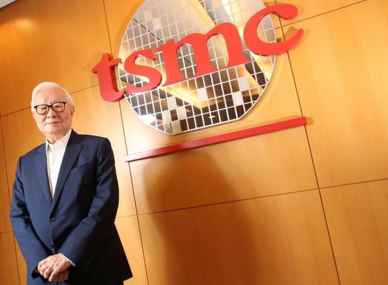 Presidente do conselho da TSMC, Morris Chang, diante de logo da empresa em 
Hsinchu, Taiwan
5/10/2017 REUTERS/Eason Lam