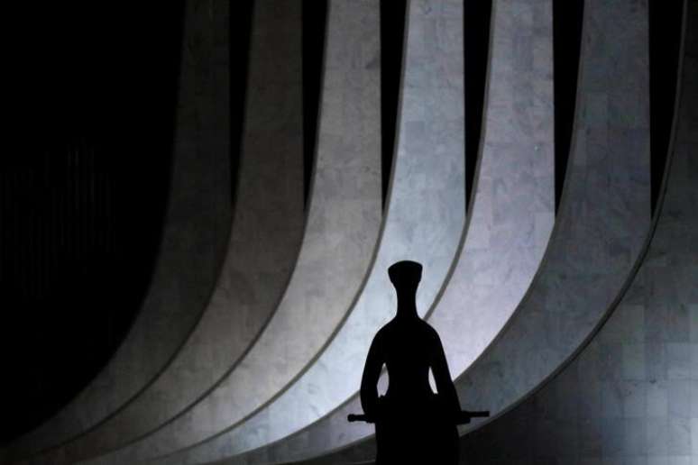 Estátua diante do STF em Brasília
 9/6/2017    REUTERS/Ueslei Marcelino