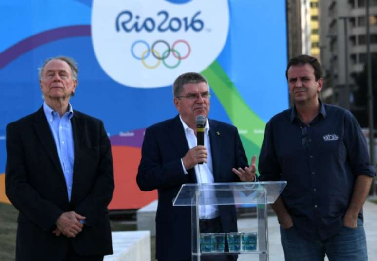 Carlos Nuzman, Thomas Bach e Eduardo Paes às vésperas da Rio-2016 (Foto: VANDERLEI ALMEIDA / AFP)