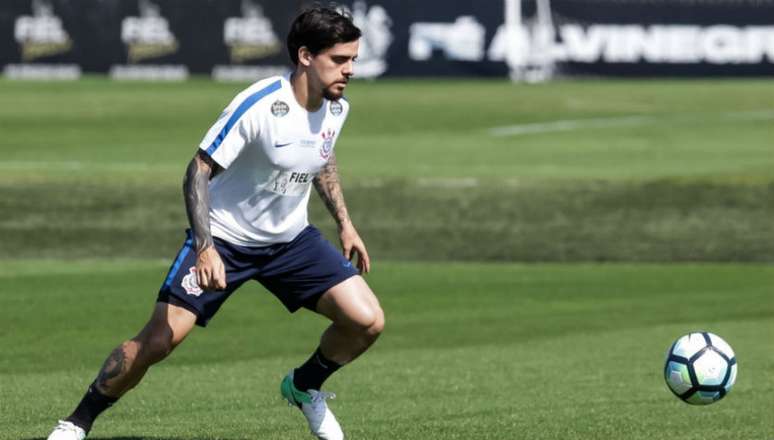 Fagner está suspenso contra o Coritiba (Foto: Daniel Augusto Jr)