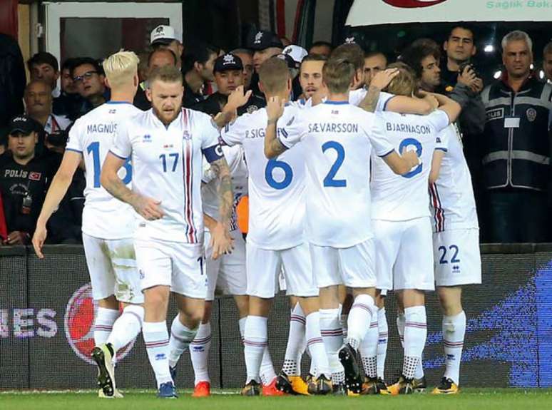 Jogadores comemoram um dos gols da Islândia sobre a Turquia (Foto: STR / AFP)