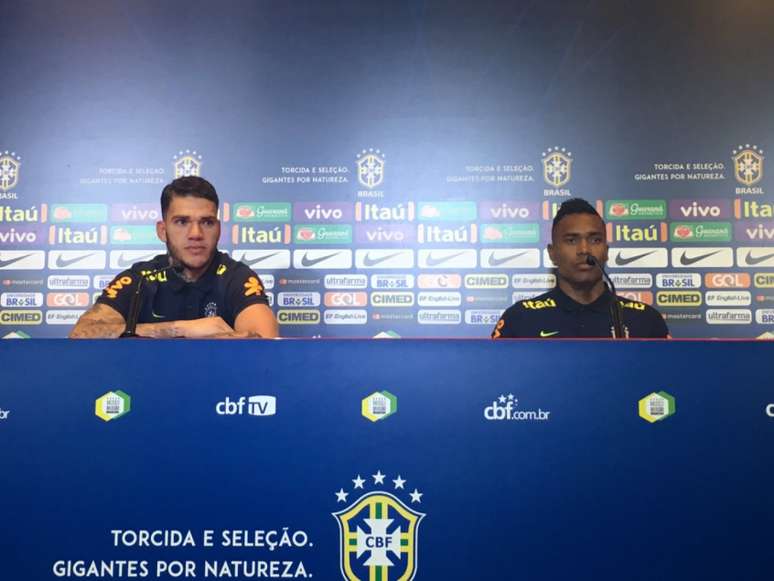 Alex Sandro (à direita) e Ederson foram entrevistados nesta sexta-feira na Seleção (Foto: Marcio Porto)