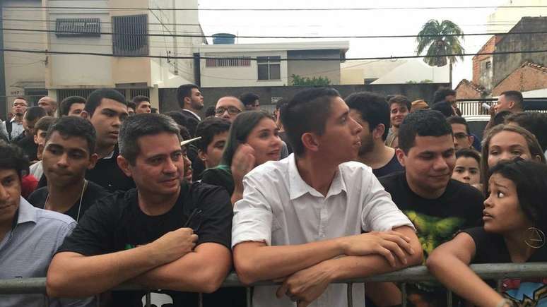 Maioria dos devotos que esperava por Bolsonaro em Belém era composta de jovens | Foto: Leandro Machado/BBC Brasil 