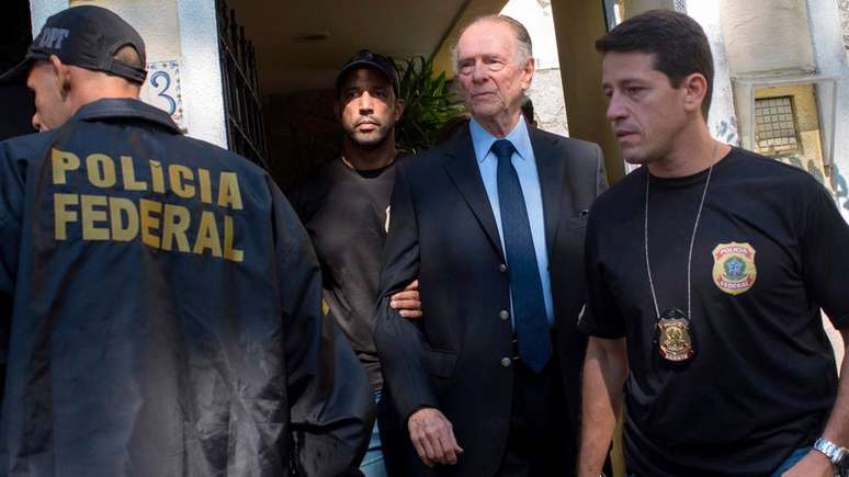 Nuzman e Polícia Federal na frente de sua casa