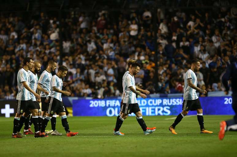 Jogadores da seleção argentina deixam o gramado de cabeça baixa após o empate em 0 a 0 contra o Peru em casa