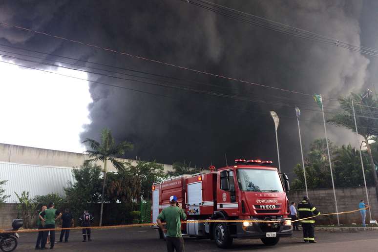 Incêndio de grandes proporções atinge uma empresa de logística e transporte na cidade de Sumaré (SP). A empresa armazena plástico.