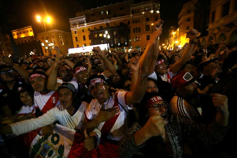 Peruanos comemoraram em Lima o empate contra a Argentina em La Bombonera