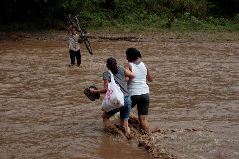 Pessoas passam por enchente na cidade de Nandaime, na Nicar&aacute;gua
  6/10/2017   REUTERS/Oswaldo Rivas