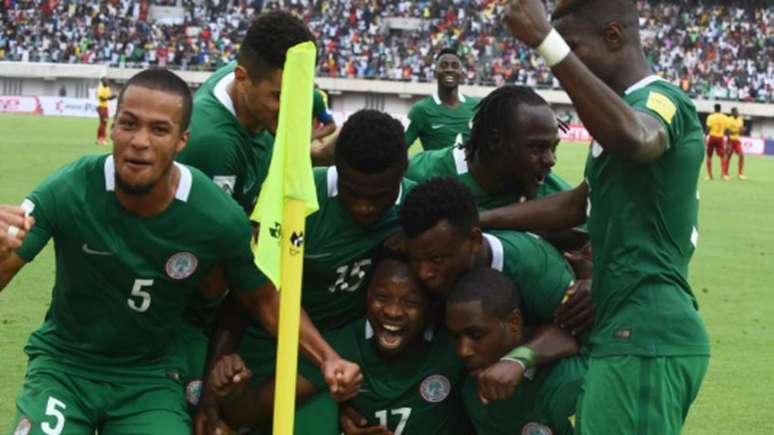 Jogadores da Nigéria comemoram a classificação para a Copa do Mundo de 2018 (Foto: AFP)