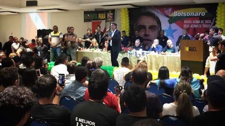 Bolsonaro fala para plateia em palestra em Belém