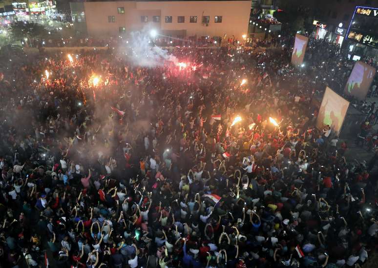 Multidão comemora volta do Egito à Copa do Mundo nas ruas de Cairo