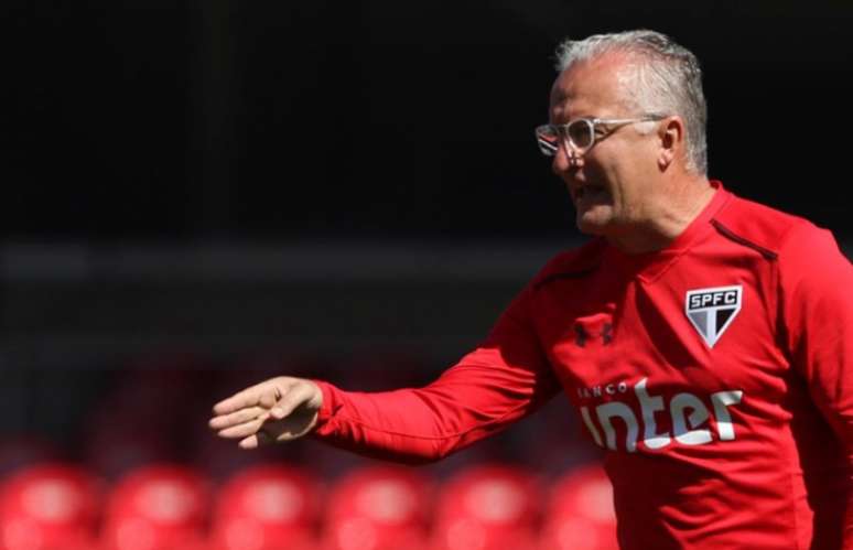 Dorival Júnior segue armando o time que enfrenta o Atlético-MG (Foto: Rubens Chiri/saopaulofc.net)