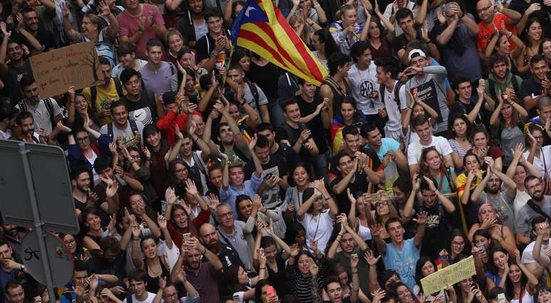 Manifestantes se mostram bem divididos quanto a independência da Catalunha