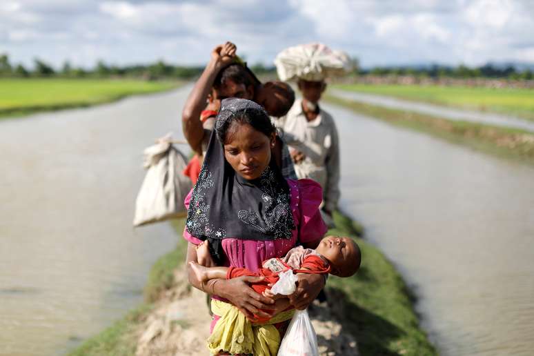 Refugiados rohingyas atravessam campo de arroz ap&oacute;s cruzarem a fronteira de Myanmar para Bangladesh 09/10/2017 REUTERS/Jorge Silva