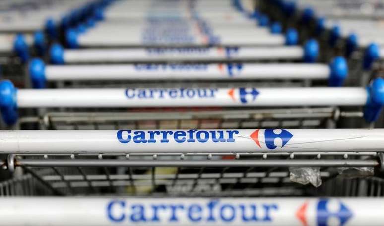 Logo do Carrefour em carrinhos de supermercado em S&atilde;o Paulo
18/07/2017 REUTERS/Paulo Whitaker
