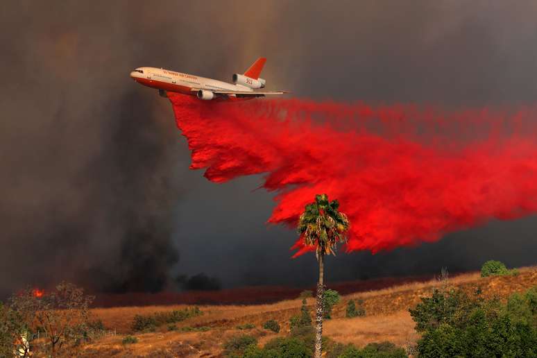 Avi&atilde;o tenta controlar inc&ecirc;ndios na Calif&oacute;rnia
 9/10/2017    REUTERS/Mike Blake