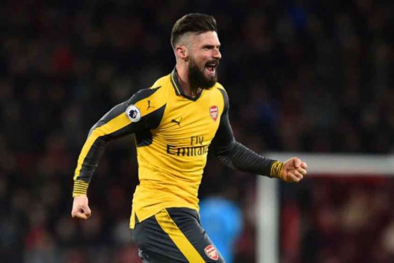 Giroud marcou um gol antológico logo no primeiro dia do ano (Foto: Glyn Kirk / AFP)