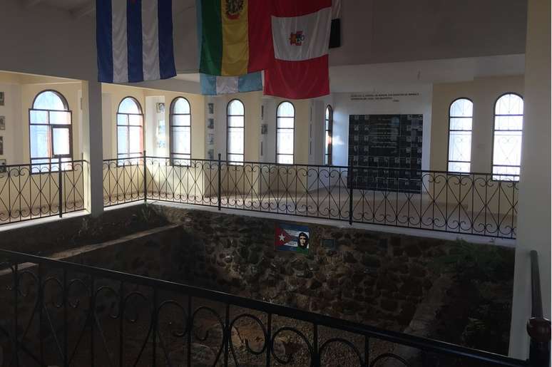 Uma espécie de capela foi construída ao redor da vala de Guevara em Vallegrande (Foto: Luis Velasco/BBC Mundo) 