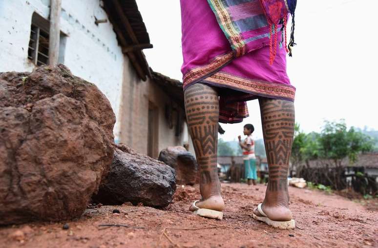 Há dois milênios, mulheres da tribo Baiga são tatuadas | Foto: WaterAid/ Ronny Sen 