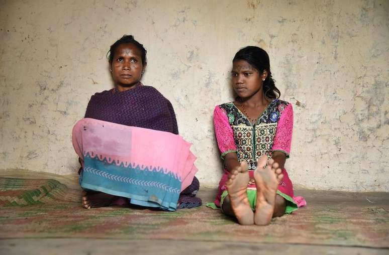 A mãe Badri Bai (à esquerda) tem tatuagens por todo o corpo, enquanto a filha, Anita, se recusou a ter outras | Foto: WaterAid/Ronny Sen 