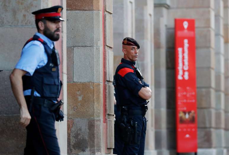 Agentes da polícia regional da Catalunha, em frente à Assembleia regional em Barcelona, Espanha 10/10/2017 REUTERS/Gonzalo Fuentes