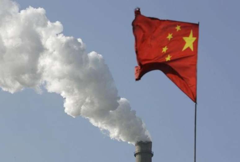 Bandeira da China vista em frente a chaminé de fábrica, em Taiyuan 02/12/2009  REUTERS/Stringer