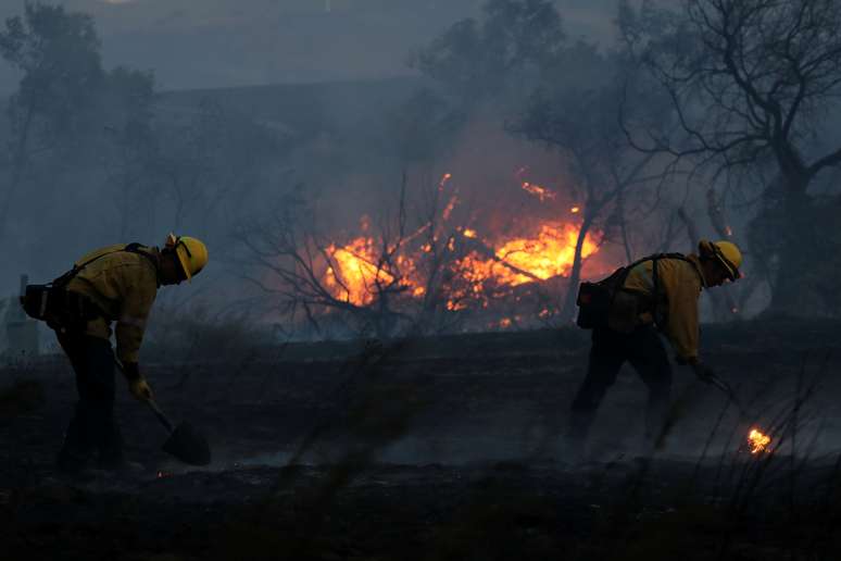 Bombeiros trabalham para conter fogo na Califórnia
 9/10/2017       REUTERS/Mike Blake