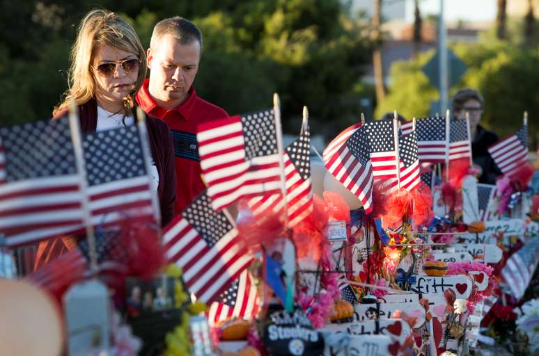 Casal observa homenagens a vítimas de Las Vegas 
 9/10/2017    REUTERS/Las Vegas Sun/Steve Marcus
