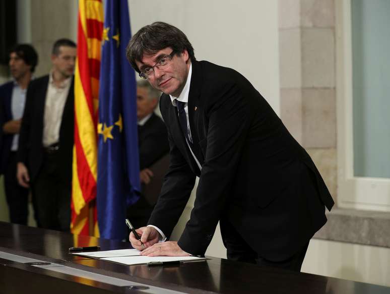 Presidente catal&atilde;o Carles Puigdemont assina declara&ccedil;&atilde;o de independ&ecirc;ncia da Catalunha
10/10/2017 REUTERS/Albert Gea