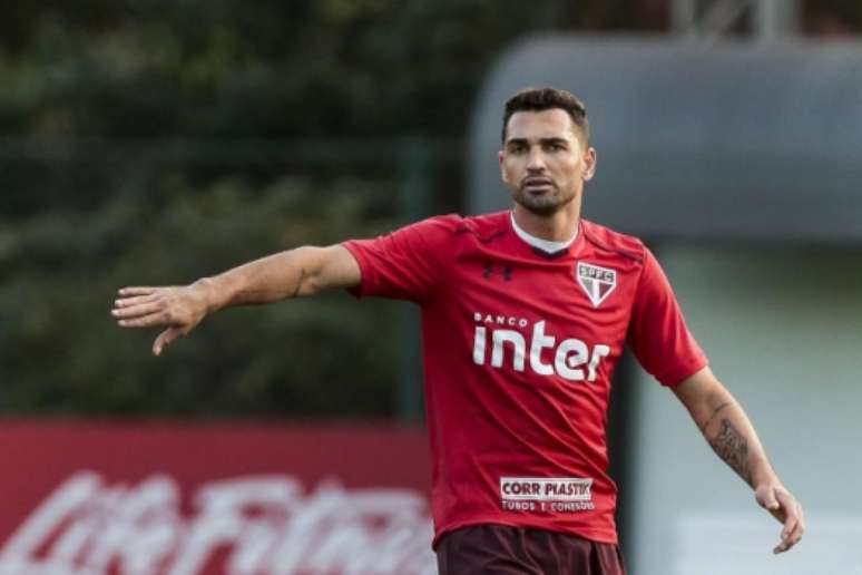 Gilberto sentiu contratura na coxa esquerda e não viajou