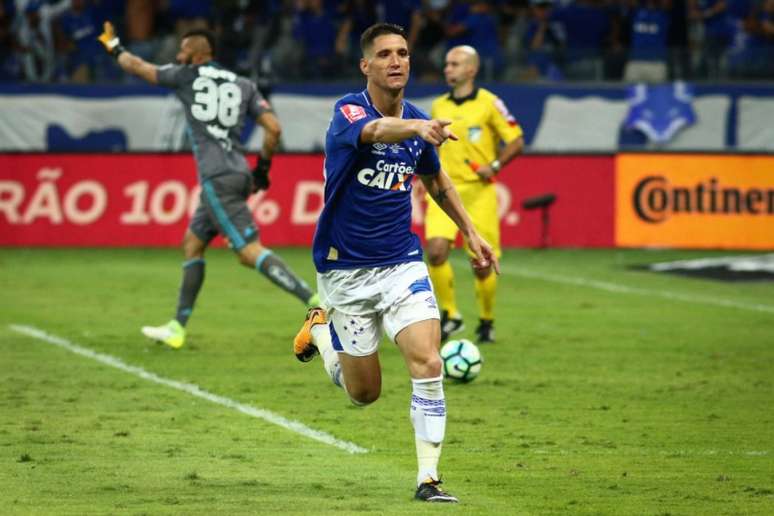 Thiago Neves marcou o primeiro gol do Cruzeiro na vitória por 2 a 1 sobre a Ponte Preta (Foto: Pedro Vale/Eleven)