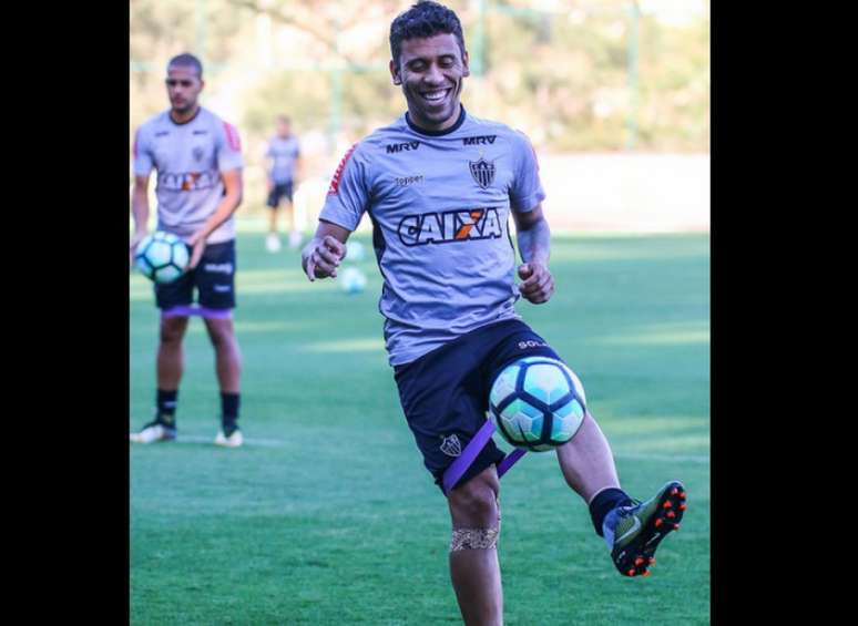 Marcos Rocha treinou com uma faixa abaixo do joelho na última segunda-feira (Foto: Bruno Cantini / Atlético-MG)