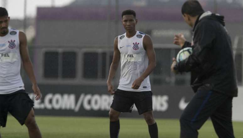 Carille realizou testes na formação titular do Corinthians durante a parada do Brasileiro (Foto: Daniel Augusto Jr)
