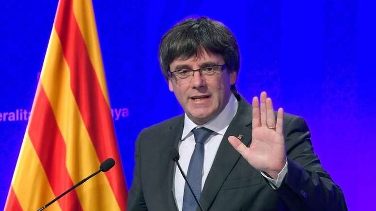 Carles Puigdemont, líder separatista catalão, deve fazer pronunciamento nesta terça 