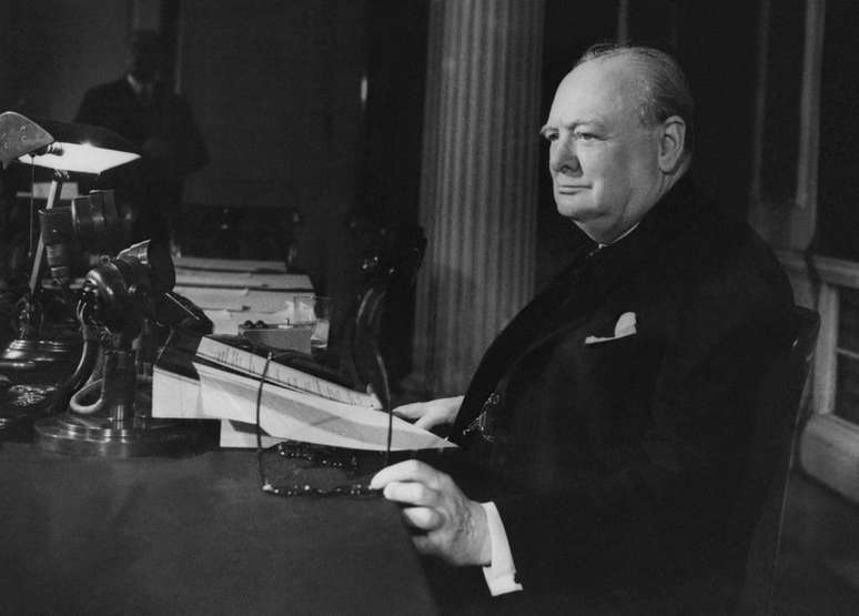 O primeiro ministro Winston Churchill decidiu que o Reino Unido deveria compartilhar a pesquisa sobre o radar com os EUA 