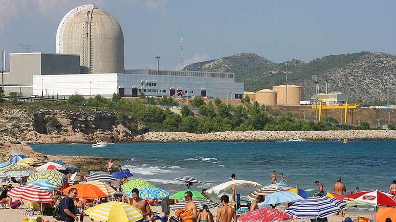 Praia ao lado de uma central nuclear