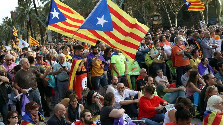 Catalães se aglomeram diante do parlamento regional em Barcelona no dia 10 de outubro de 2017
