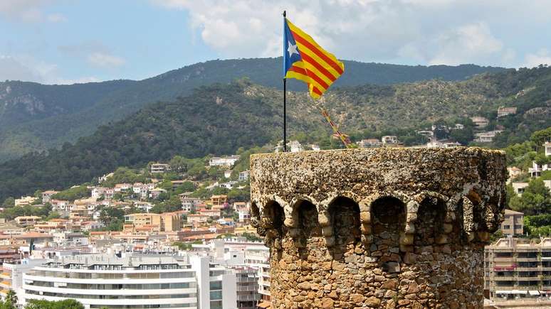 Bandeira catalunha em uma torre